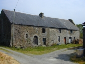 Alignement d'une maison et d'une ferme, la Pelterie (Meillac)