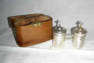 Ampoules aux saintes huiles et leur boîte