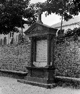 Monument aux morts de la guerre 1914-1918 et de la guerre 1939-1945, cimetière non étudié (Tréflez)