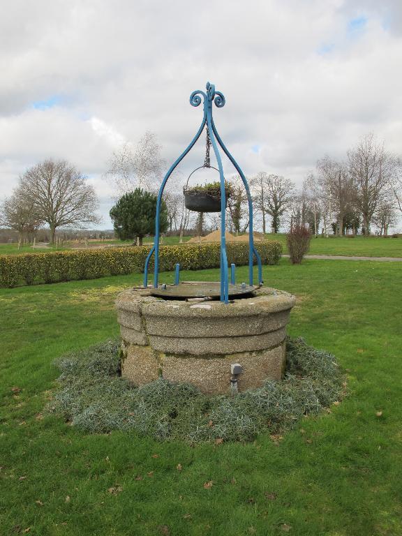 Puits de l'ancien manoir de Mué (Parcé)