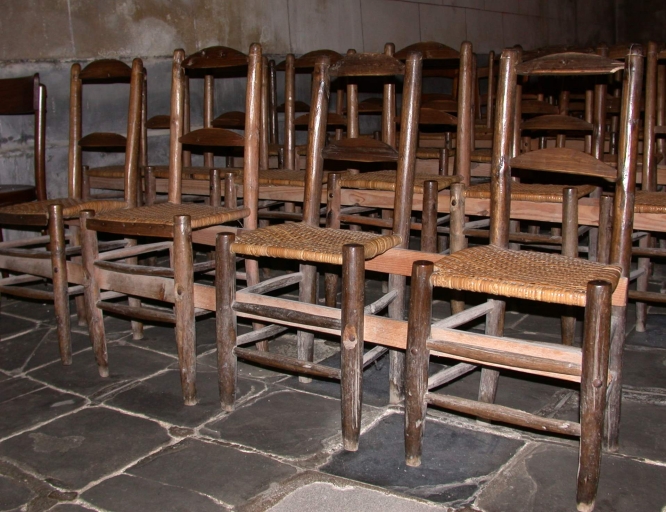 Ensemble de 117 chaises d'église