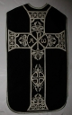 Ornement noir 1 : chasuble, bourse de corporal, étole, manipule, voile de calice (Saint-Pierre-de-Plesguen fusionnée en Mesnil-Roc'h en 2019)