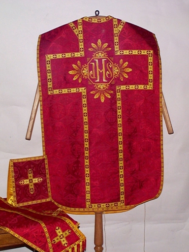 Ornement rouge 3 : chasuble, étole, bourse de corporal, voile de calice