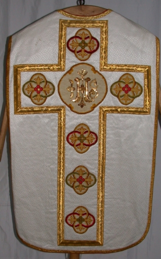 Ornement blanc 5 : chasuble, bourse de corporal, étole, manipule, voile de calice