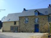 Alignement de trois maisons, la Ville Henry (Meillac)