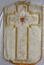 Ornement blanc : chasuble, bourse de corporal, étole, manipule, voile de calice