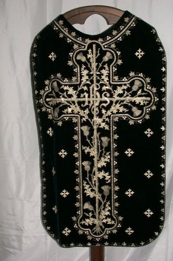 Ornement noir 4 : chasuble, étole, manipule, bourse de corporal et voile de calice