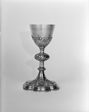 Calice, patène (2), style néo-gothique, église paroissiale Saint-Pierre, Saint-Paul (Montreuil-sous-Pérouse)