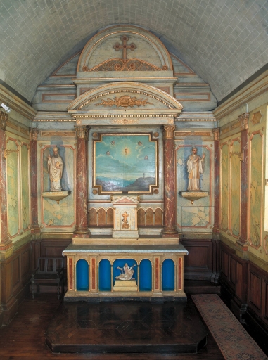 Ensemble du maître-autel : autel, tabernacle, 2 gradins d'autel, retable, degré d'autel