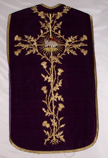 Ornement violet 2 : chasuble, bourse de corporal, étole, manipule, voile de calice, étole pastorale