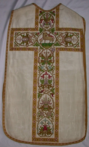Ornement blanc 1 : chasuble, bourse du corporal, étole, manipule, voile de calice