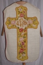 Ornement blanc 2 : chasuble, bourse de corporal, étole, manipule, voile de calice