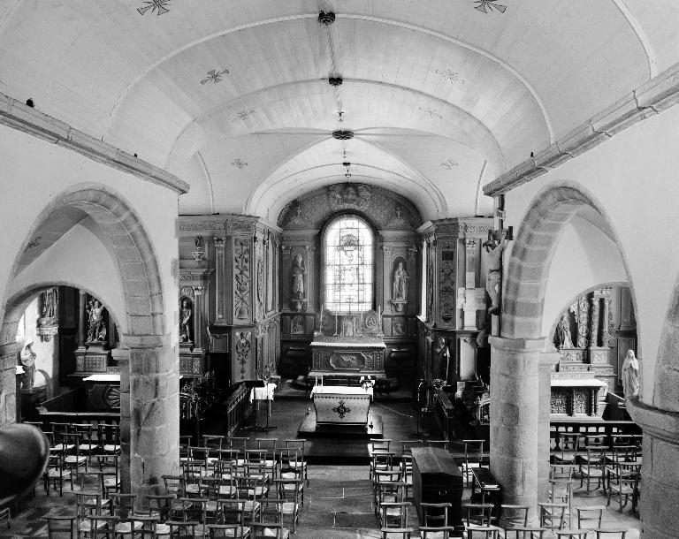Ensemble du décor du chœur : autel, tabernacle, 2 gradins d'autel, retable, verrière, stalles, église paroissiale Sainte-Édiltrude (Tréflez)
