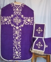 Ornement violet 1 : chasuble, bourse de corporal, manipule, voile de calice