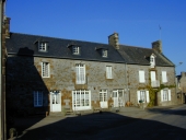 Ferme, rue de Paris (Cuguen)