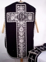 Ornement noir 2 : chasuble, étole, manipule, bourse de corporal, voile de calice