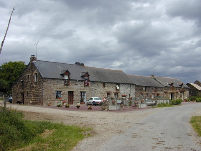 Alignement de quatre maisons, le Bas Pennée (Plélan-le-Grand)