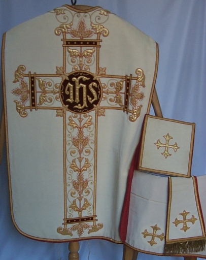 Ornement blanc 1 : chasuble, bourse de corporal, étole, voile de calice
