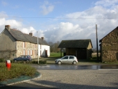 Alignement de deux maisons, le Feuil (Melesse)