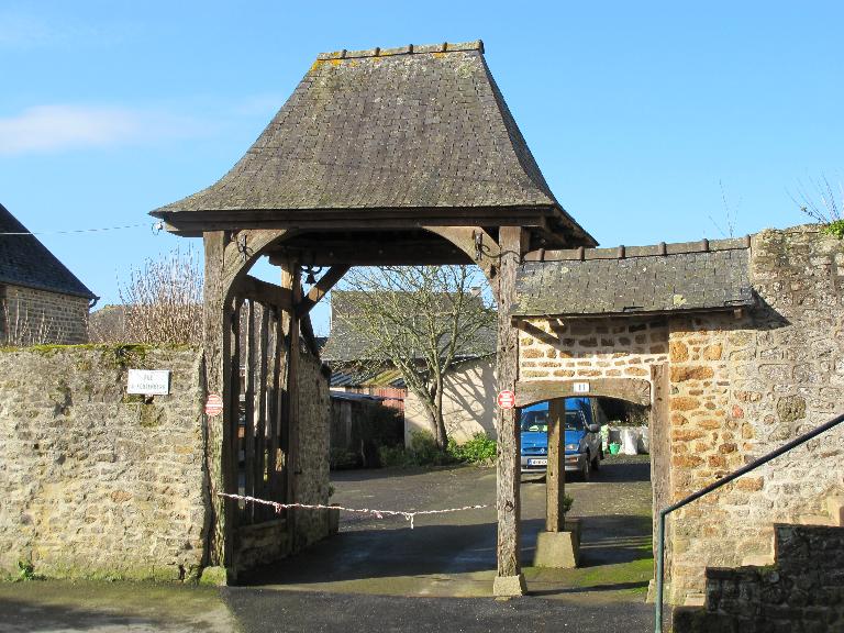 Portail de l'ancien presbytère (Parcé)