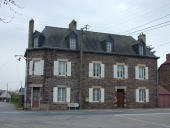 Ancienne maison à boutique, rue de la Mairie ; rue Sainte-Emerance (Saint-Péran)