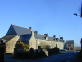 Alignement de cinq maisons et fermes, la Haute-Cour (Cuguen)