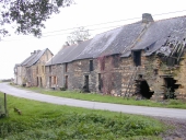 Alignement de seize maisons et fermes, le Val (Renac)
