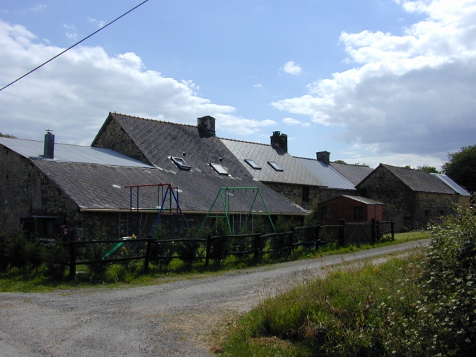 Alignement de quatre maisons, la Hantrais (Plélan-le-Grand)