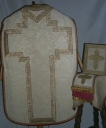 Ornement blanc 1 : chasuble, bourse de corporal, étole, manipule, voile de calice