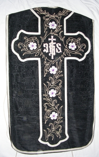 Ornement noir 1 : chasuble, voile de calice, manipule, étole et bourse de corporal