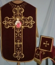 Ornement rouge 2 : chasuble, bourse du corporal, étole, voile du calice