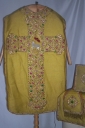 Ornement doré 1 : chasuble, étole, manipule, voile de calice, bourse de corporal