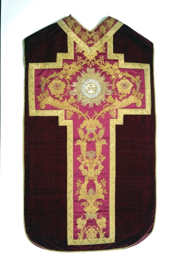 Ornement rouge 2 : chasuble, bourse de corporal, étole
