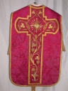 Ornement rouge 3 : chasuble, étole, voile de calice et manipule