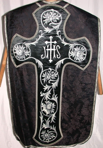 Ornement noir 5 : chasuble, bourse de corporal, étole, manipule, voile de calice
