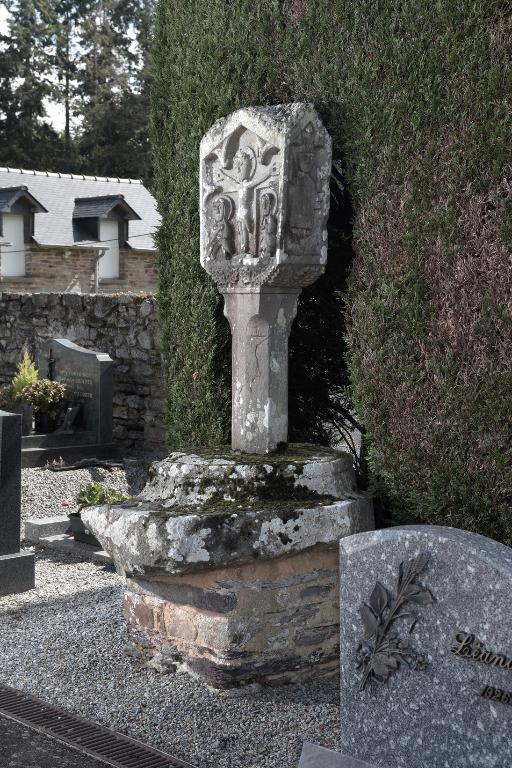 Croix du cimetière en pierre, bourg (Maure-de-Bretagne fusionnée en Val d'Anast en 2017)
