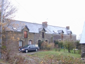 Alignement de deux maisons, l'Alleu (Pipriac)