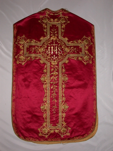 Ornement rouge 1 : chasuble, étole, manipule, voile de calice