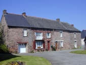 Alignement de maisons, rue du Fournil (Saint-Péran)