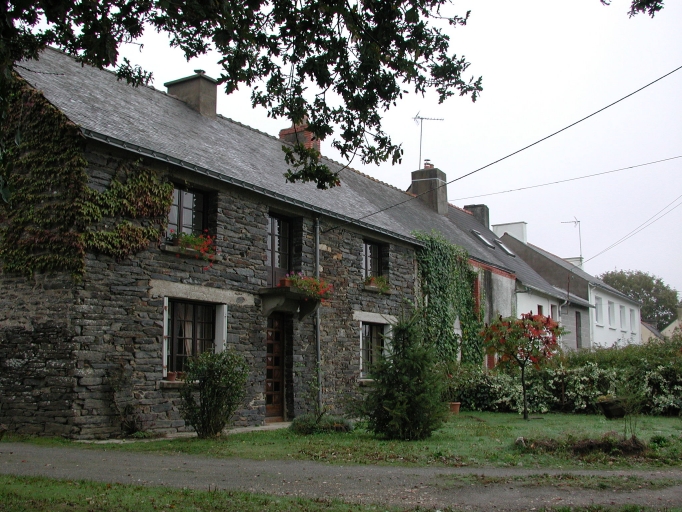 Alignement de maisons, les Traviaux (Sainte-Marie)