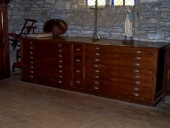 Ensemble de meubles de sacristie : chasublier, 2 armoires de sacristie