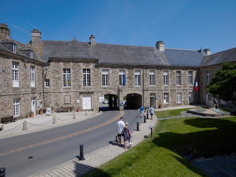 Palais épiscopal puis hôtel de ville actuellement mairie et bibliothèque, boulevard Anatole Le Braz (Tréguier)