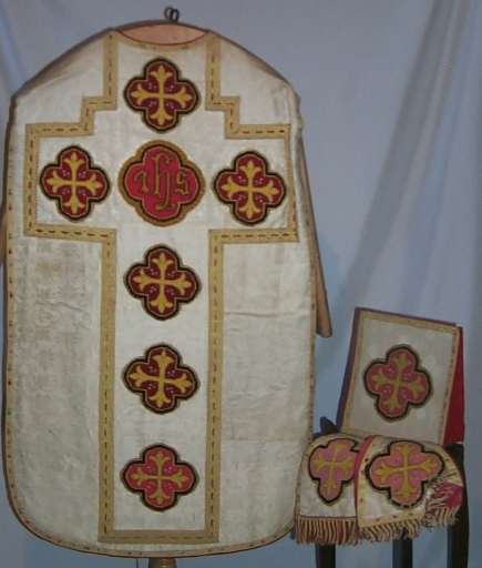 Ornement blanc 1 : chasuble, bourse du corporal, étole, manipule