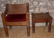 Ensemble d'un fauteuil de célébrant et de 2 tabourets d'église