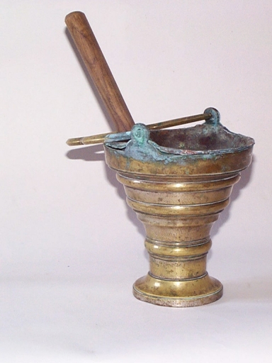 Seau à eau bénite ; goupillon