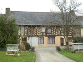 Alignement de deux maisons, le Feuil (Melesse)