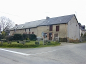 Alignement de trois maisons et fermes, route de Saint-Denis  (Saint-Sulpice-la-Forêt)