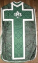 Ornement vert : chasuble, bourse de corporal, manipule, étole et voile de calice