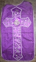 Ornement violet 1 : chasuble, étole, voile de calice, manipule, bourse de corporal