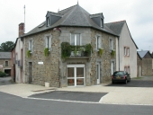 Maison à boutique, 30 place François Duine (Guipel)